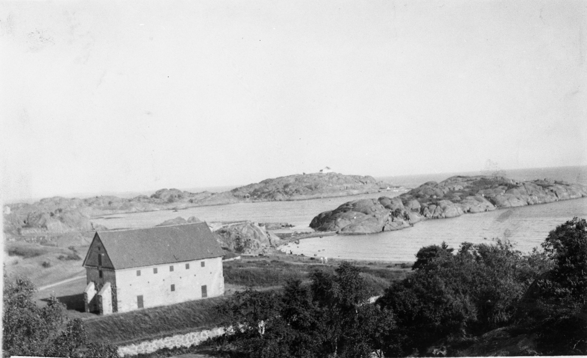 Fotosamling etter Øystein O. Kaasa. (1877-1923). Motiv med større bygning. Mulig fra Fredriksvern fort Stavern? Avfotografering.