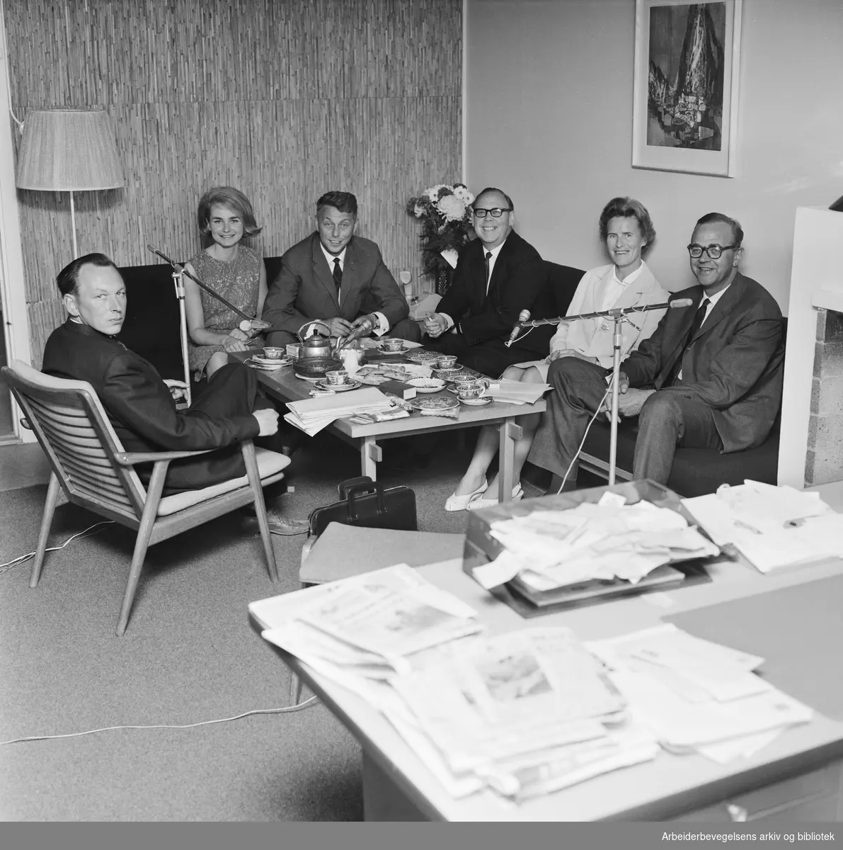 Debattprogrammet Fargeradioen - privat debattforum i eteren. Fra venstre: Kaare Hansen (Handel og Kontor), N.N. Torsby, programleder Arnfinn B. Storkaas, fargehandler G. B. Harstad, senere justisminister Inger Louise Valle og Einar Blanck. Juni 1965.