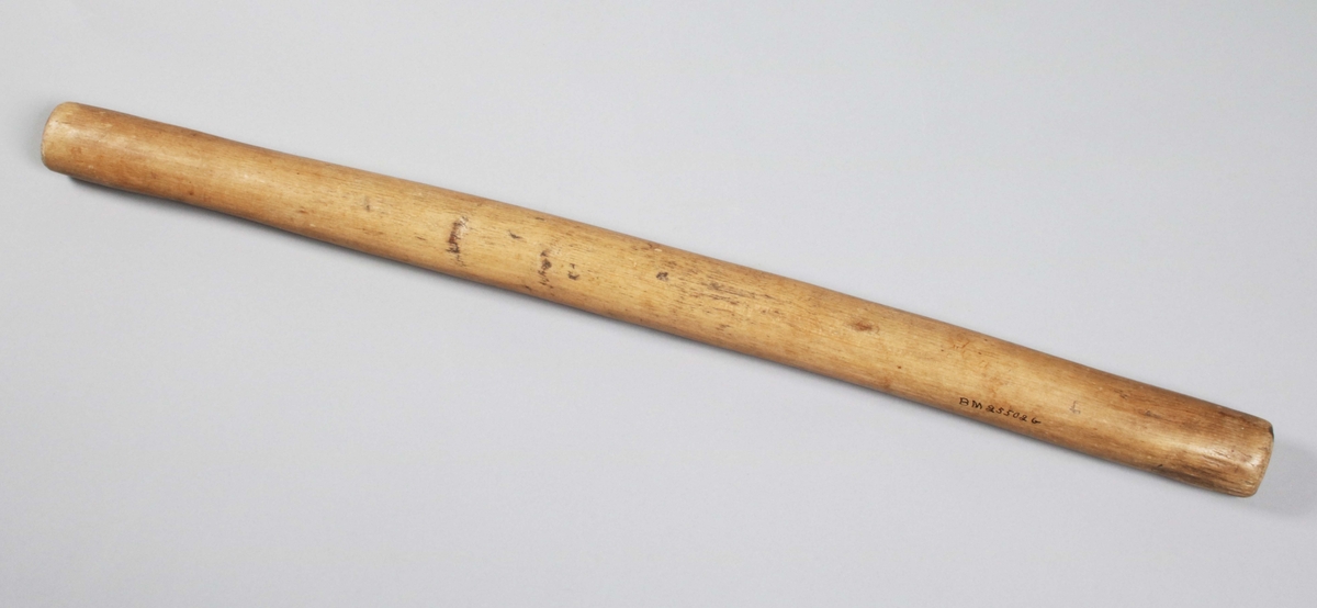 Kaveldon. (Mangelbräde och kavel). I brunbetsad bok (färgslitage). Avlångt bräde, med profilerad kant runt om och slätt mittparti. På ena änden, välvt, skuret handtag, fastsatt med 2 järnspikar. Framför handtaget skuret: SAD 1839. Samhör med svarvad kavel, märkt: BM 25502:2

Mangelbräde eller kavelbräde är ett redskap av trä som använts för mangling av textilier. Mangelbrädet användes tillsammans med en kavel, en slät rulle av trä. Den textil som skulle manglas, rullades upp på kaveln, på ett bord eller annat slätt underlag. Under hårt tryck, rullades kaveln med hjälp av mangelbrädet, fram och tillbaka över bordet. (Wikipedia)