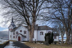 Øre kirke ligger ved Skeisdalen i Gjemnes kommune. Kirken bl