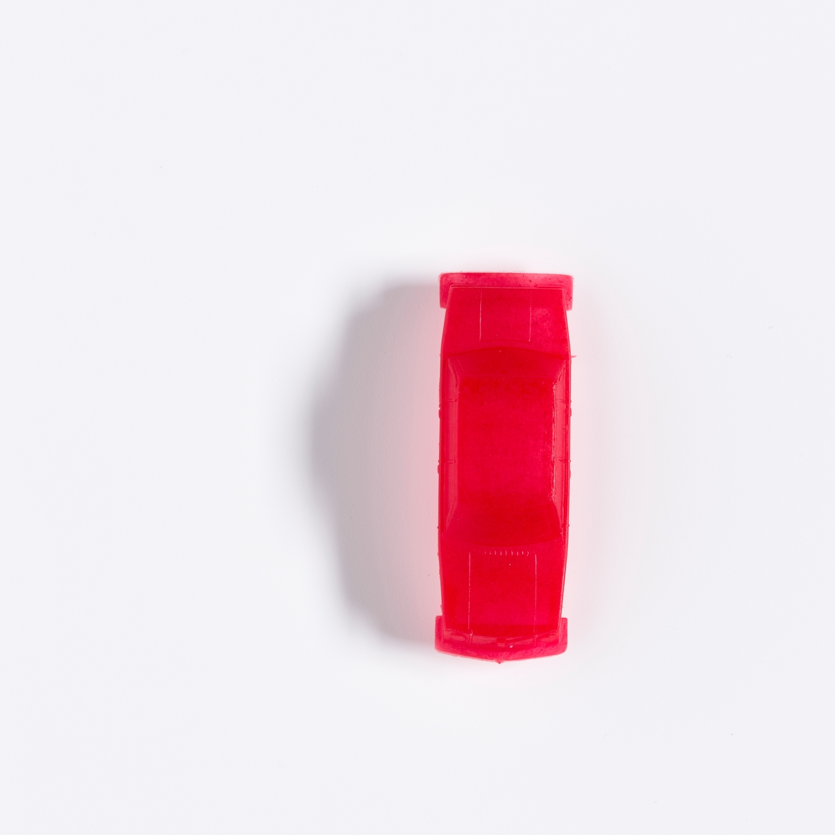 En spillbrikke i rød plast formet som en bil. 

Brettspillet fungerer på samme måten som spillet Monopol. Her er spillet plassert i Skedsmo kommune og man kan kjøpe lokale firmaer og butikker. Spillet er produsert av Strømmen menighet i samarbeid med Tria-Aktiv. Overskuddet fra salget gikk til ungdomsaktiviteter.