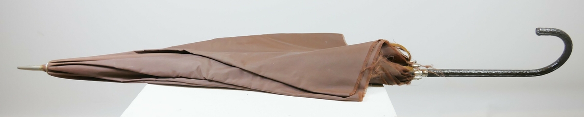 Brun tekstilparaply med stang i blankt metall med håntak med svart hank. Sju spiler. 