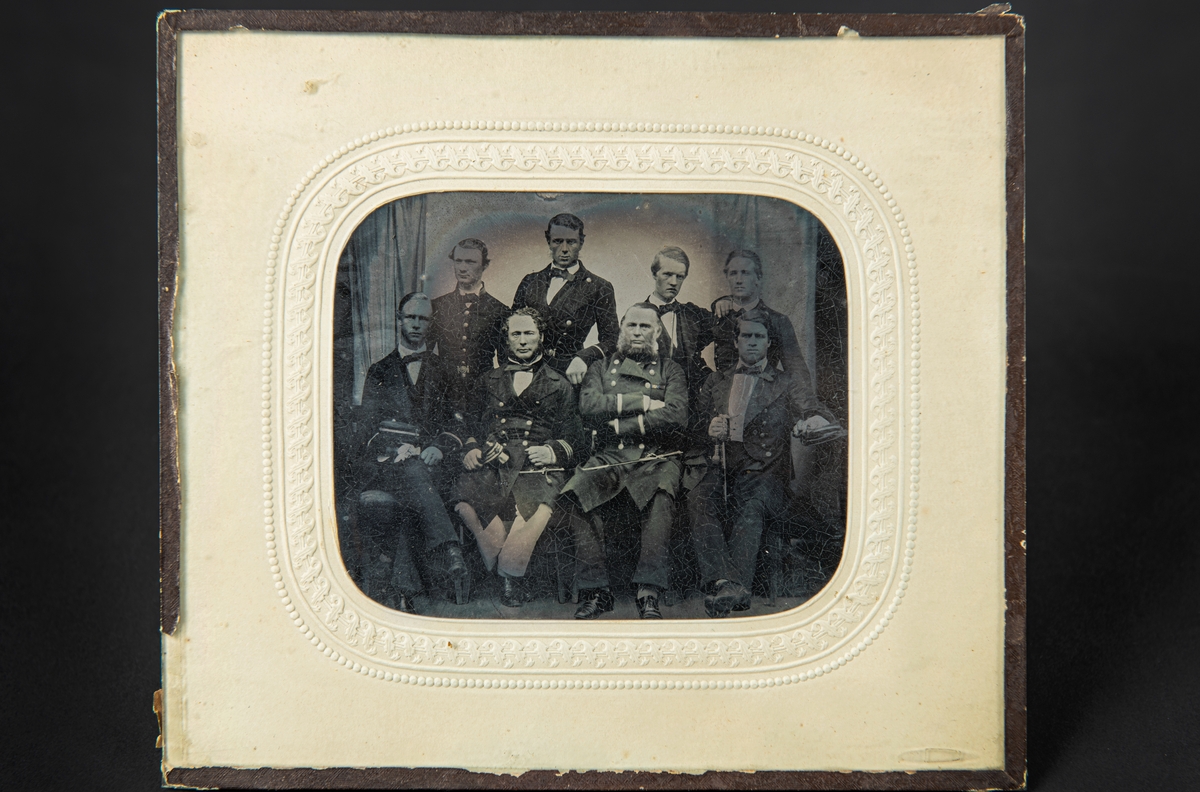 Gruppfoto av sjöofficerare, taget före 1866.
2:a från vänster i bakre ledet: Carl Lundgren?
2:afrån vänster främre raden: Fredrik Victor af Klint