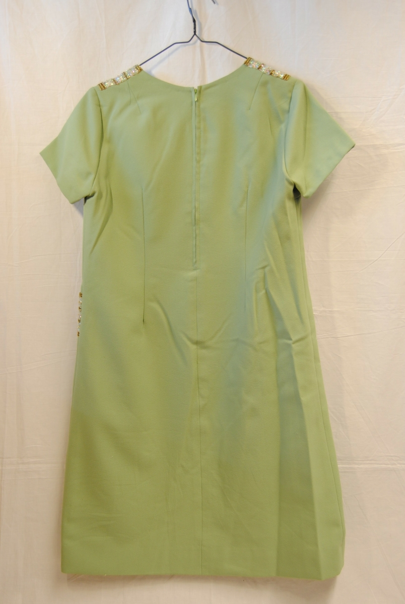 Form: Enkel rett kjole med kort erm
