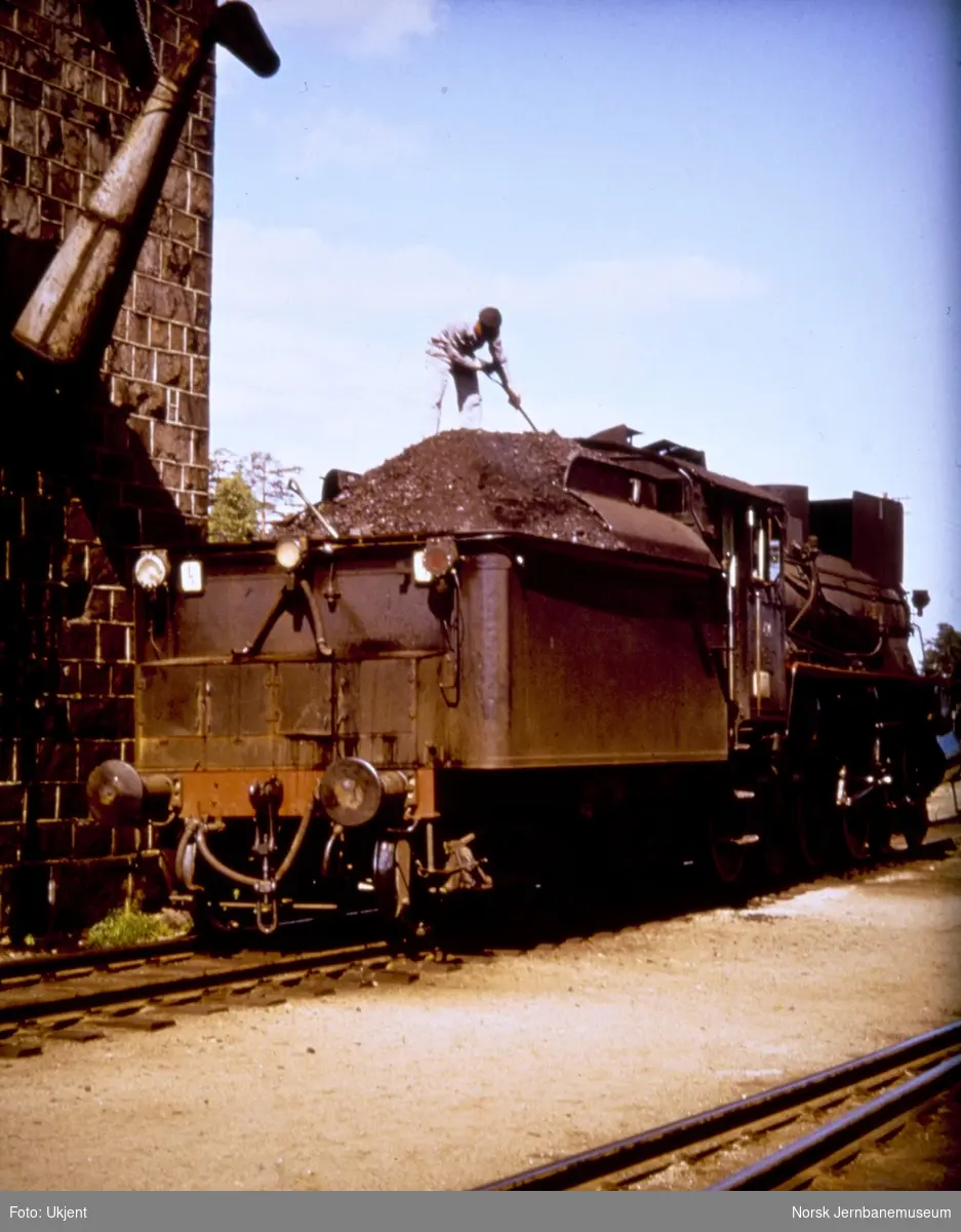 Damplokomotiv type 26c nr. 414(?) tar vann ved vanntårnet på Elverum stasjon