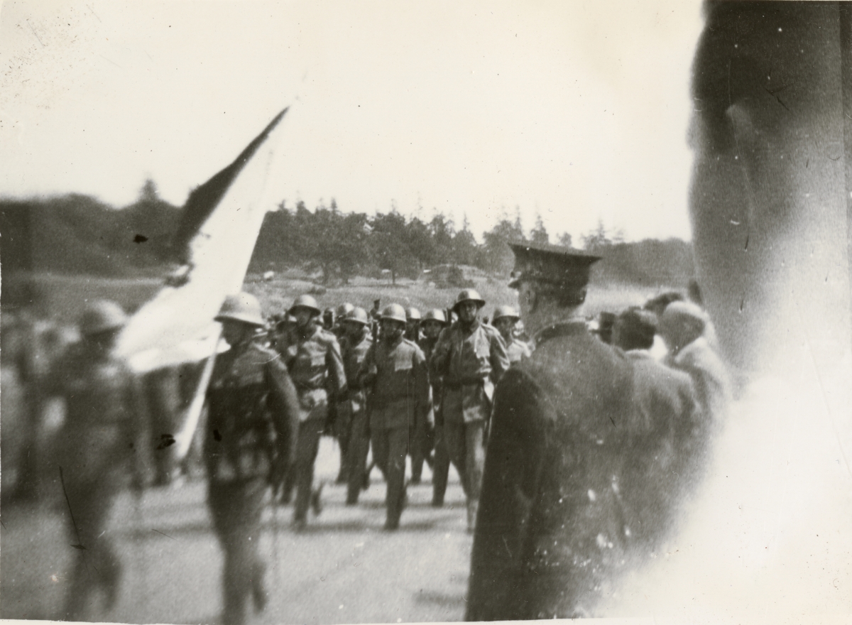 Text i fotoalbum: "Chefen för armén, general Sylvan, mottog i juli Sthmls garnison på Gärdet i närvaro av en talrik folkmassa. Förbimarsch".