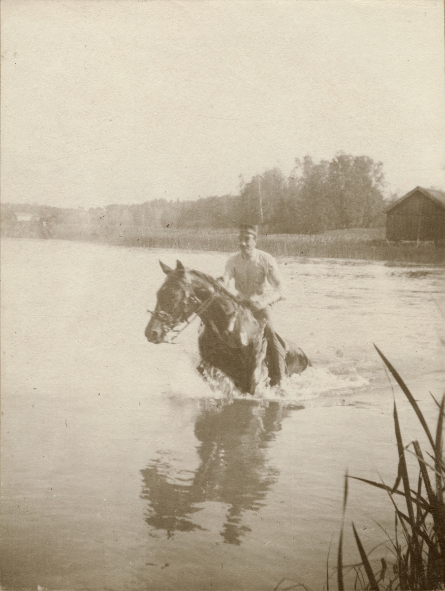 Soldat till häst korsar vattendrag.