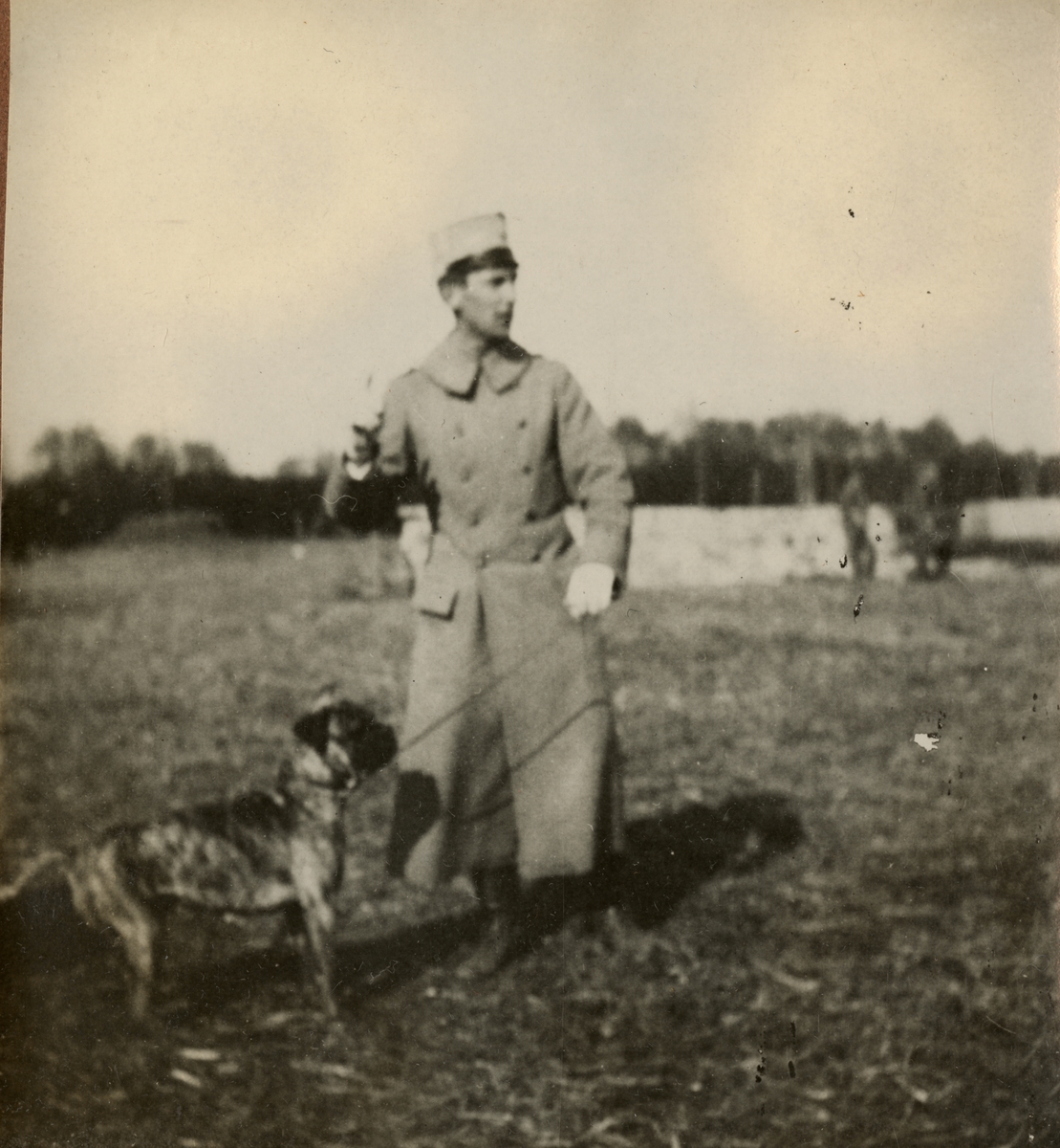 Soldat med hund.