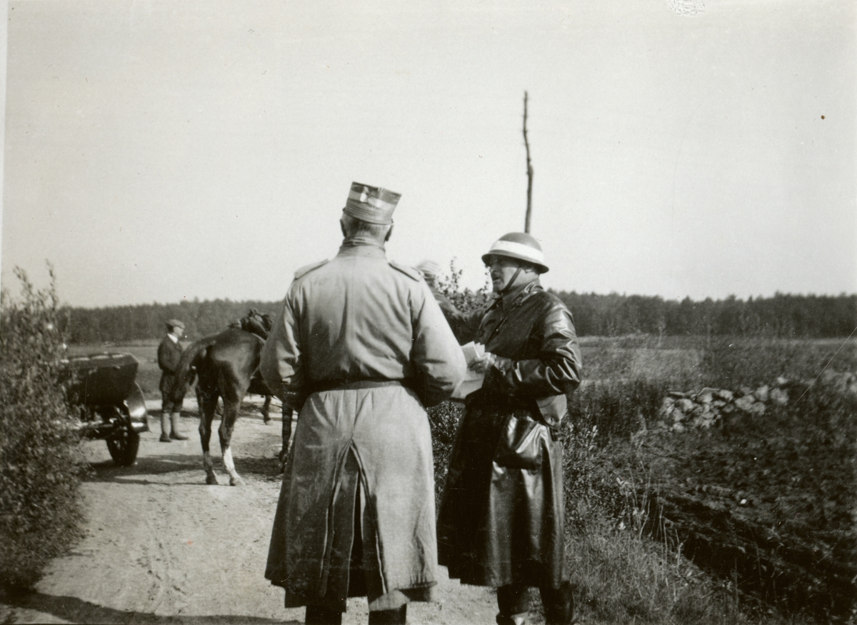 Text i fotoalbum: "Förbindelsekursen 1920". Soldater på fältövning.