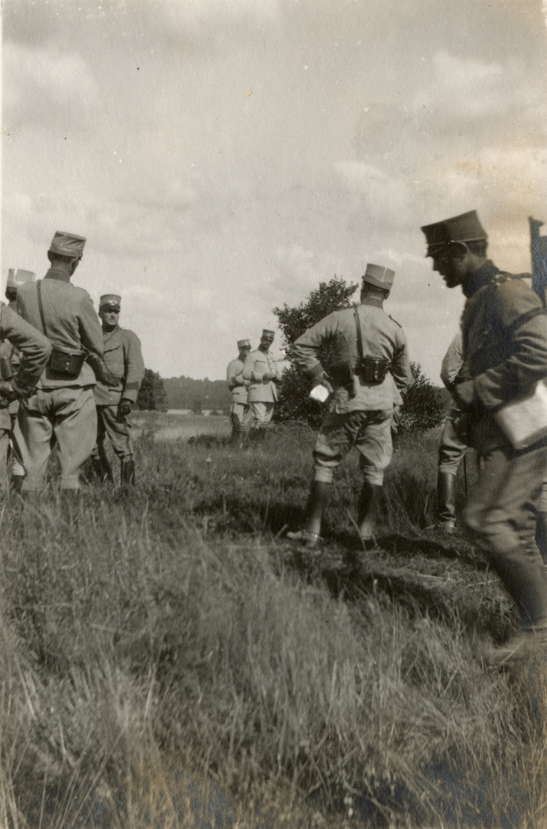Text i fotoalbum: "Förbindelsekursen 1920". Soldater på övningsplats.