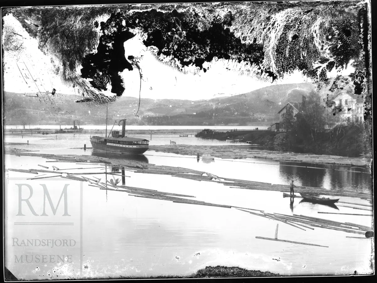 Båter og tømmer på Randsfjorden ved dampskipsbrygga og Nesbakken, Jevnaker. Harald Hårfagre og Oscar II