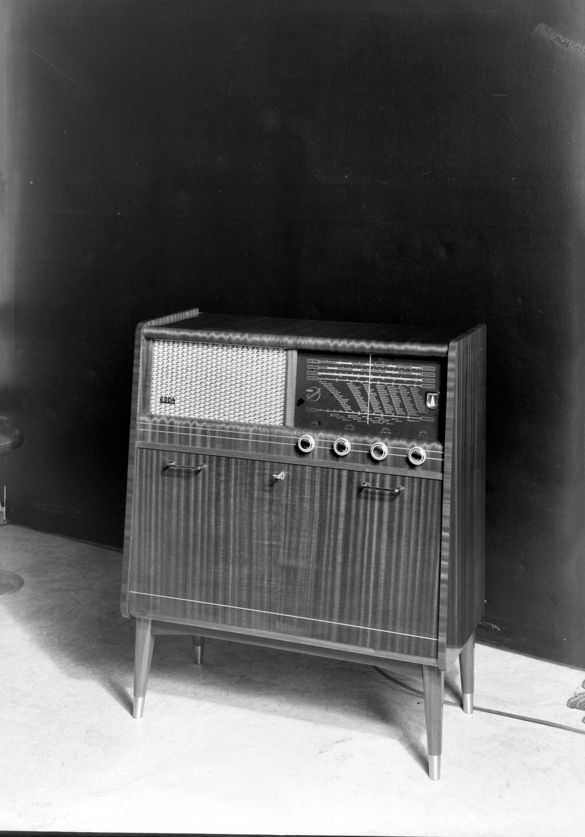 Radiokabinett fra Edda Radiofabrikk