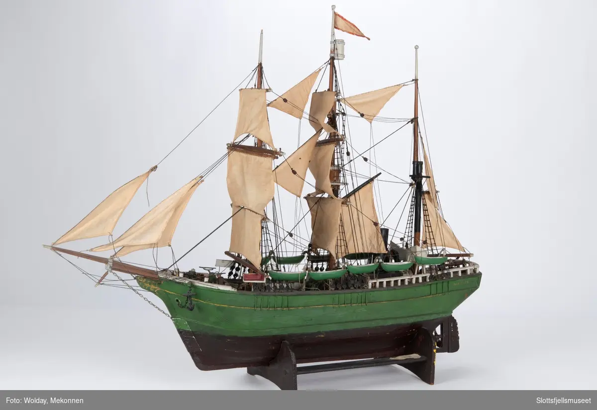 Modell av selfangeren MORGENEN. Skipet er grønmalt med sort vannlinje og sort skorstein. Rigget.