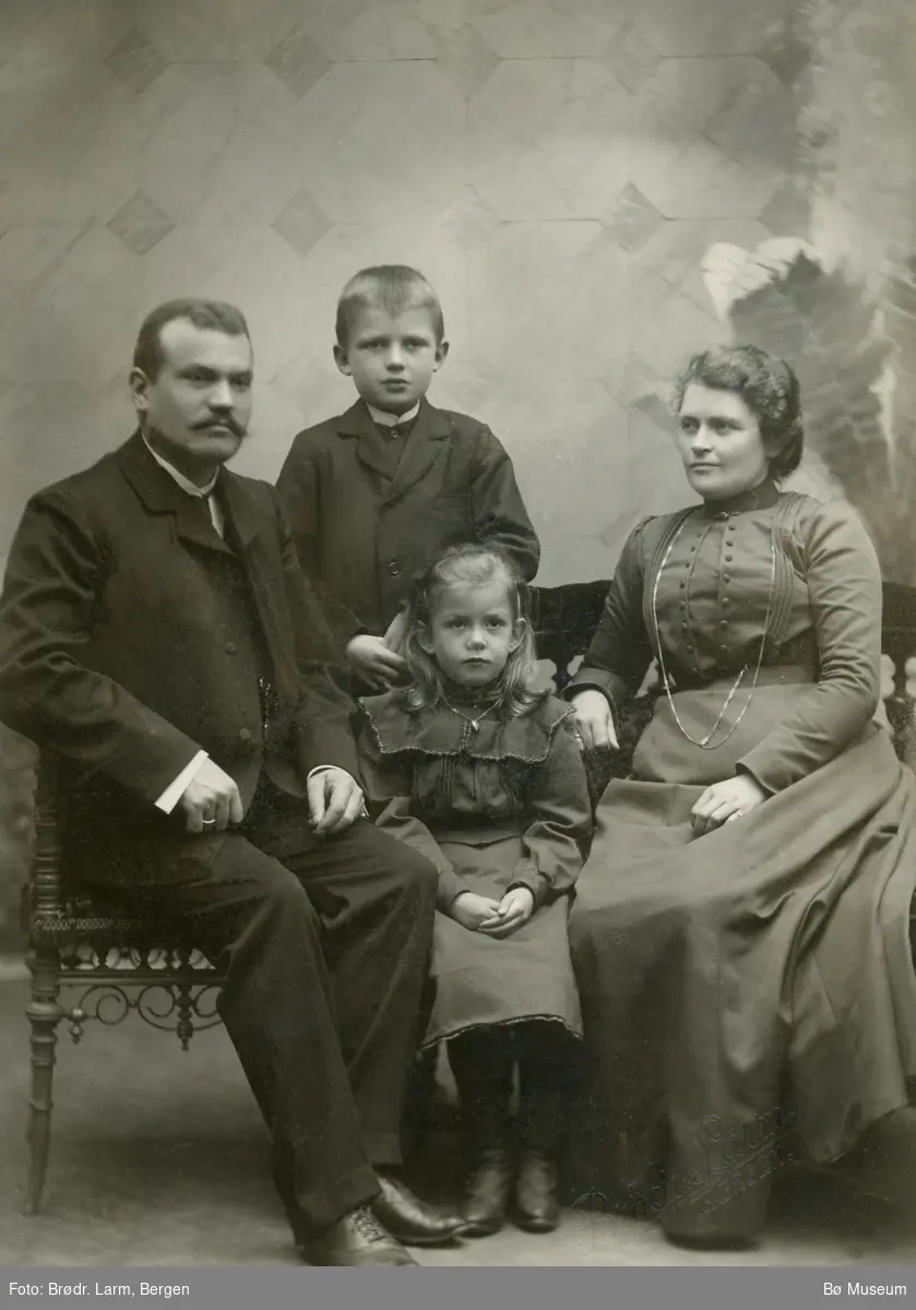 Portrett av familie med to barn.