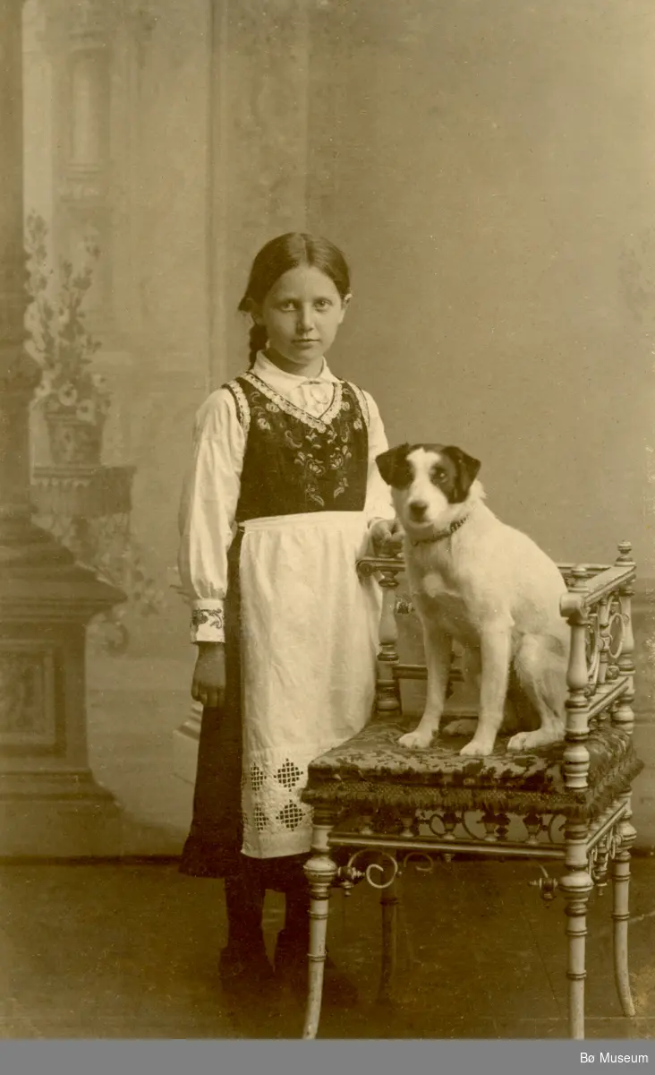 Anne Haugerud i barnedrakt. 1916
