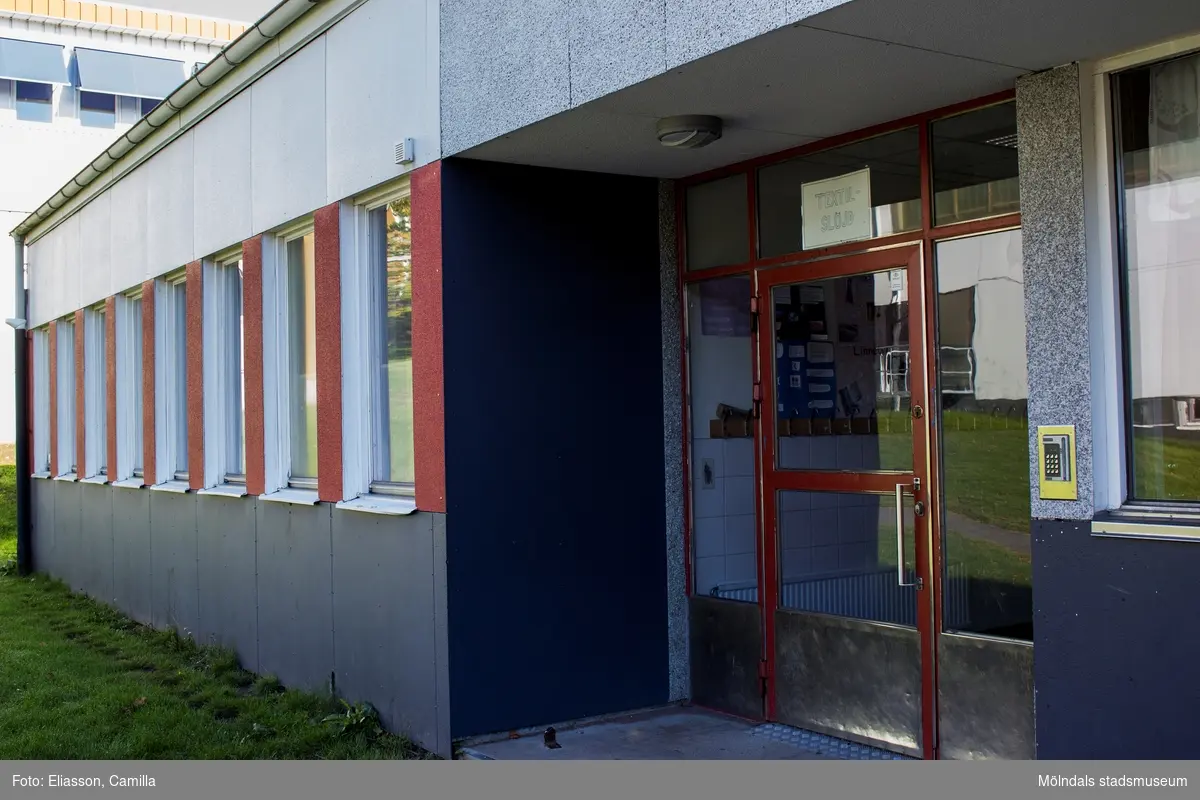 Lindome den 4 oktober 2016. Entré till textilslöjdsal tillhörande Almåsskolan. Skolan har adress Sagbrovägen 30. Byggnadens fasad vetter mot väster.