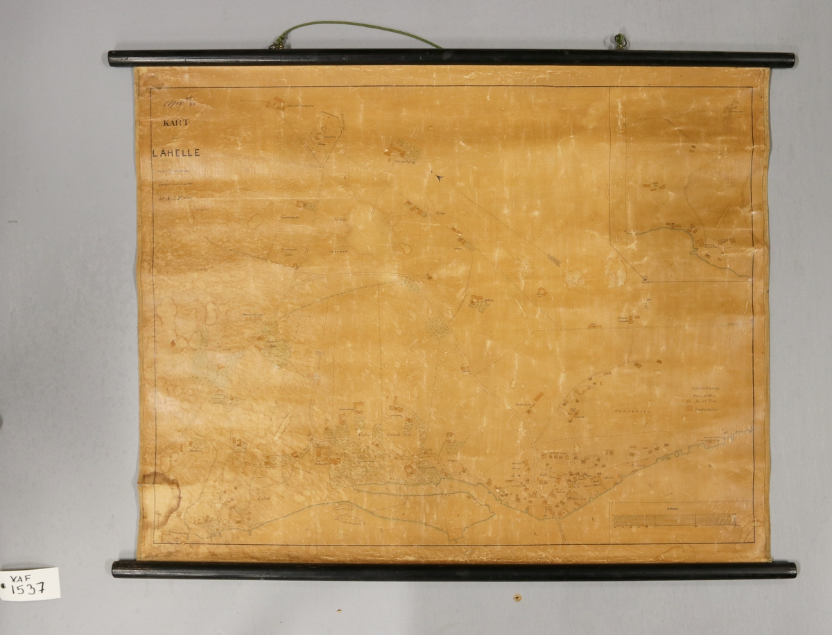 Kart over Lahelle ved Kristiansand. Papir klistret på lerret og øverst og nederst festet til en rund, sor stokk. Kartet er optaget sommeren 1887 av H. S. Krum.