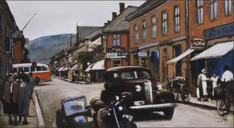 Bilde fra utstillingen Uvirkelig virkelighet. Bymiljø med eldre kjøretøy i gate med fotgjengere.