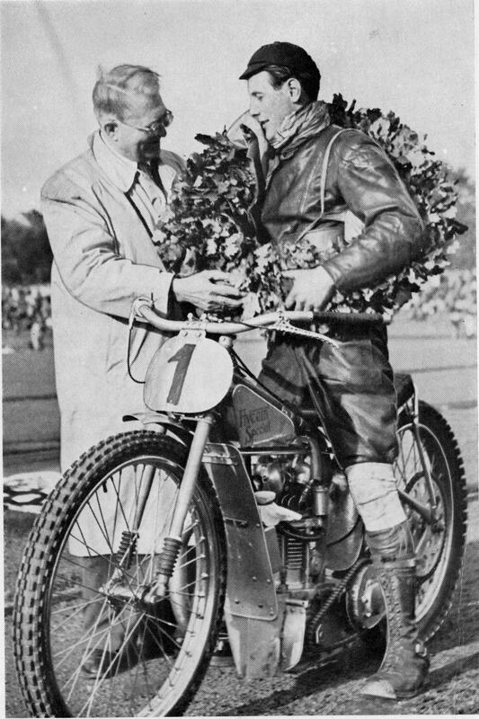 Bilde av Basse Hveem på motorsykkel mens han mottar en krans fra en annen mann.