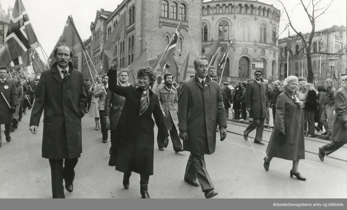 1. mai 1981, Oslo. Personer på bildet, fra venstre: Steinar Saghaug, Gro Harlem Brundtland og Ivar Ødegaard. Tekst på avisutklipp bakpå: I spissen for demonstrasjonen gikk statsminister Gro Harlem Brundtland og formannen i Oslo Faglige Samorganisasjon, Ivar Ødegaard.