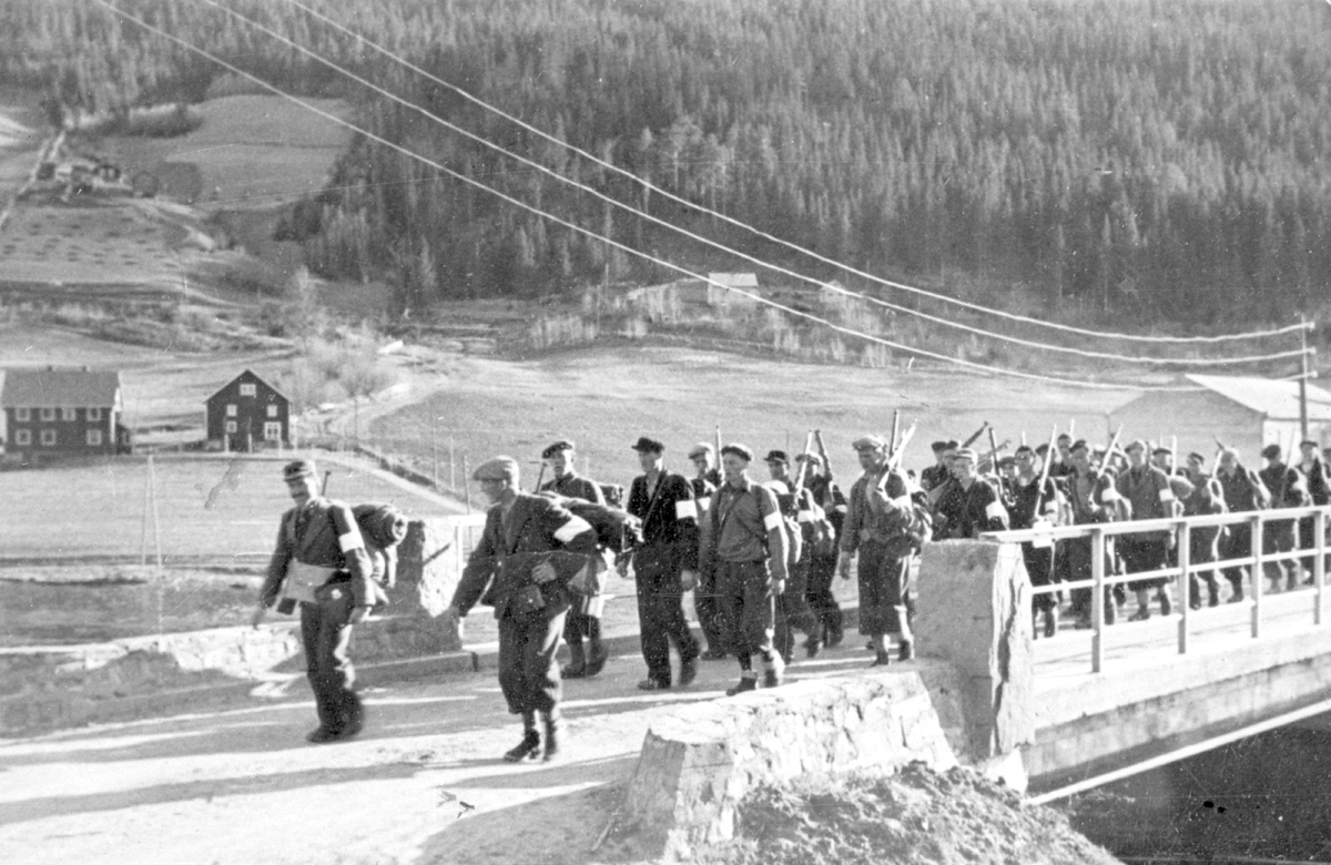 Heimestyrkane marsjerer ved Fosheim-brua i mai 1945.