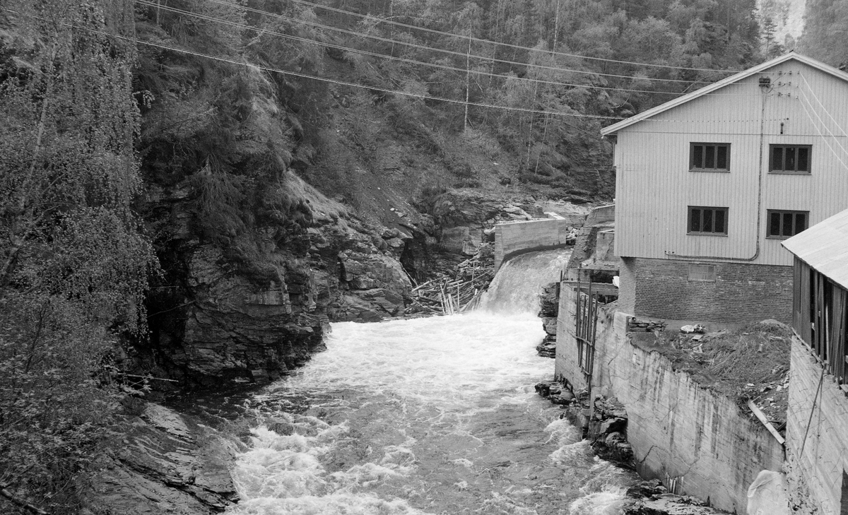 Vinstra Bruks dam ved Loholet i Vinstra-elva i Nord-Fron kommune i Midt-Gudbrandsdalen. Dette fotografiet ble tatt i 1960.