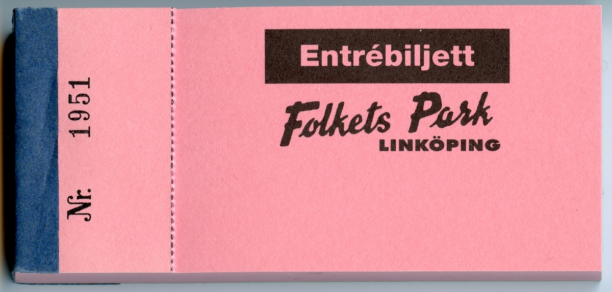 Ett häfte med rosa entrébiljetter till Folkets Park i Linköping. Häftet har en blå rygg. Fyra biljetter är lösa, resten är kvar på häftet. Serienumren börjar på 1951.