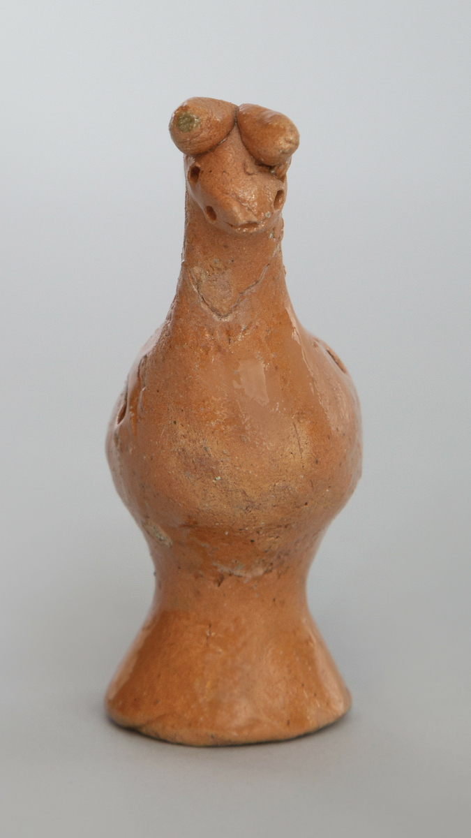 Karfløyte i form av en hane. Glasert keramikk.