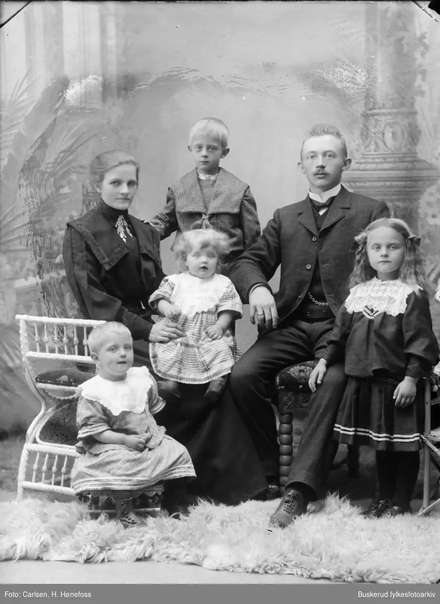 Musiker Torgersen med sin kone og fire barn