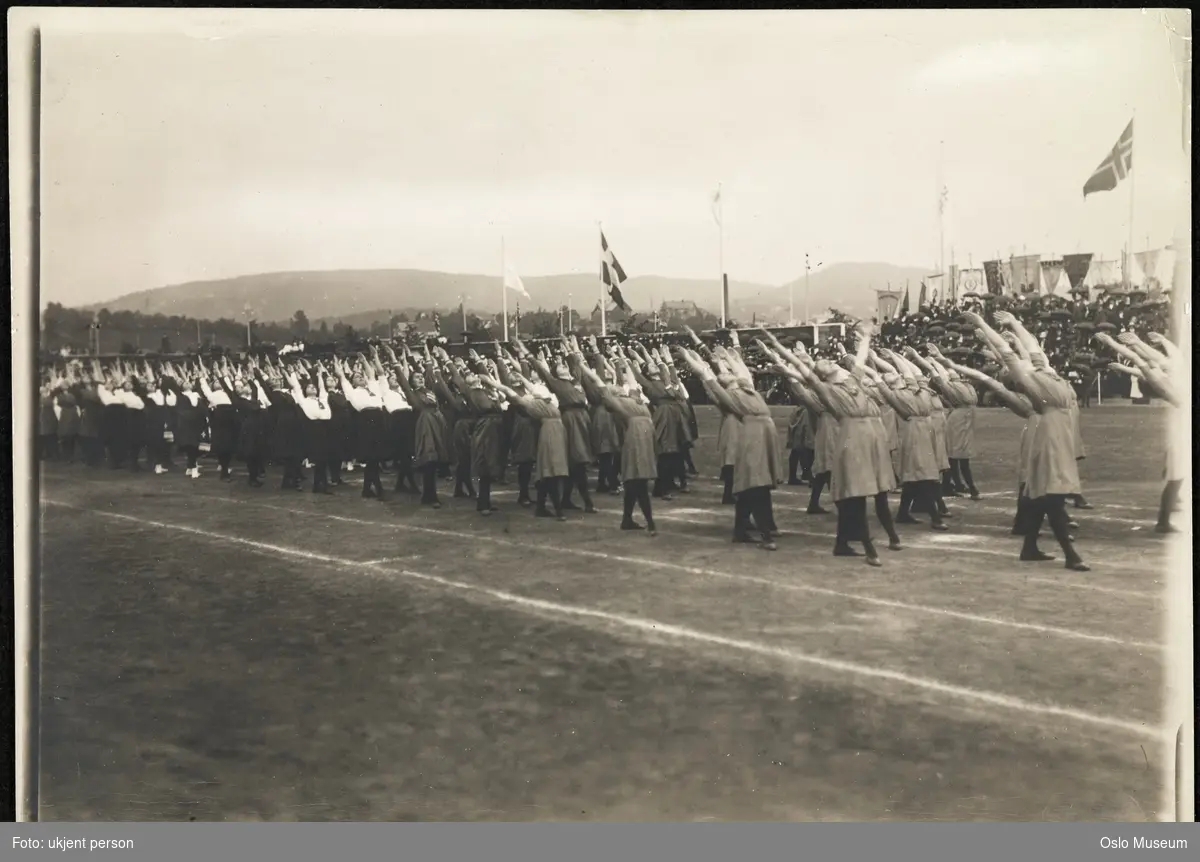 Jubileumsutstillingen 1914, Frogner stadion, turnoppvisning, kvinner, publikum