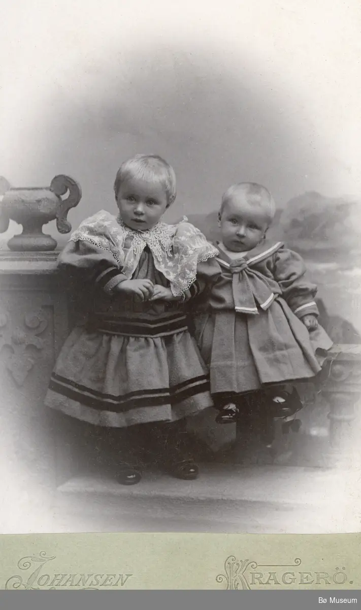 Portrettfoto av to små barn