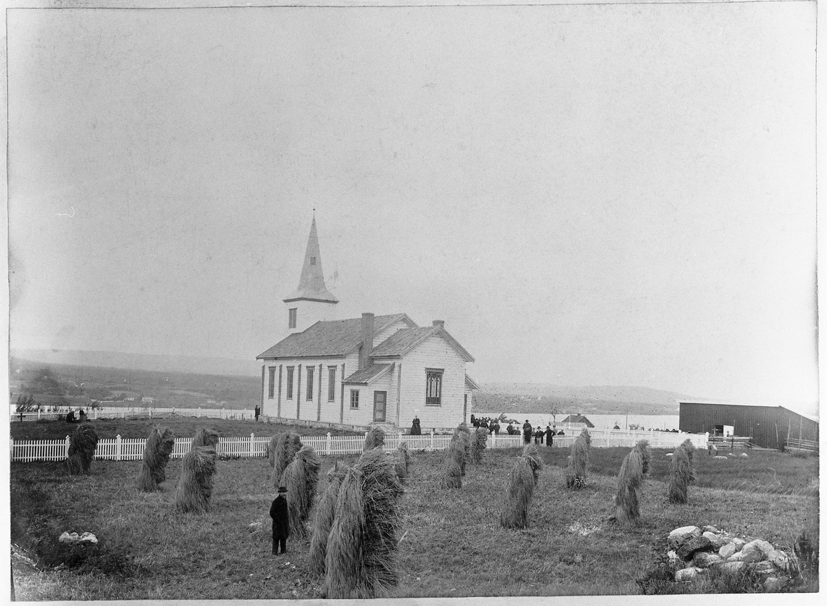 Trolig første bilde som ble tatt av Eina kirke. Råstaur i forgrunnen. Bildet er tatt fra vest (Johnsrudbakken).