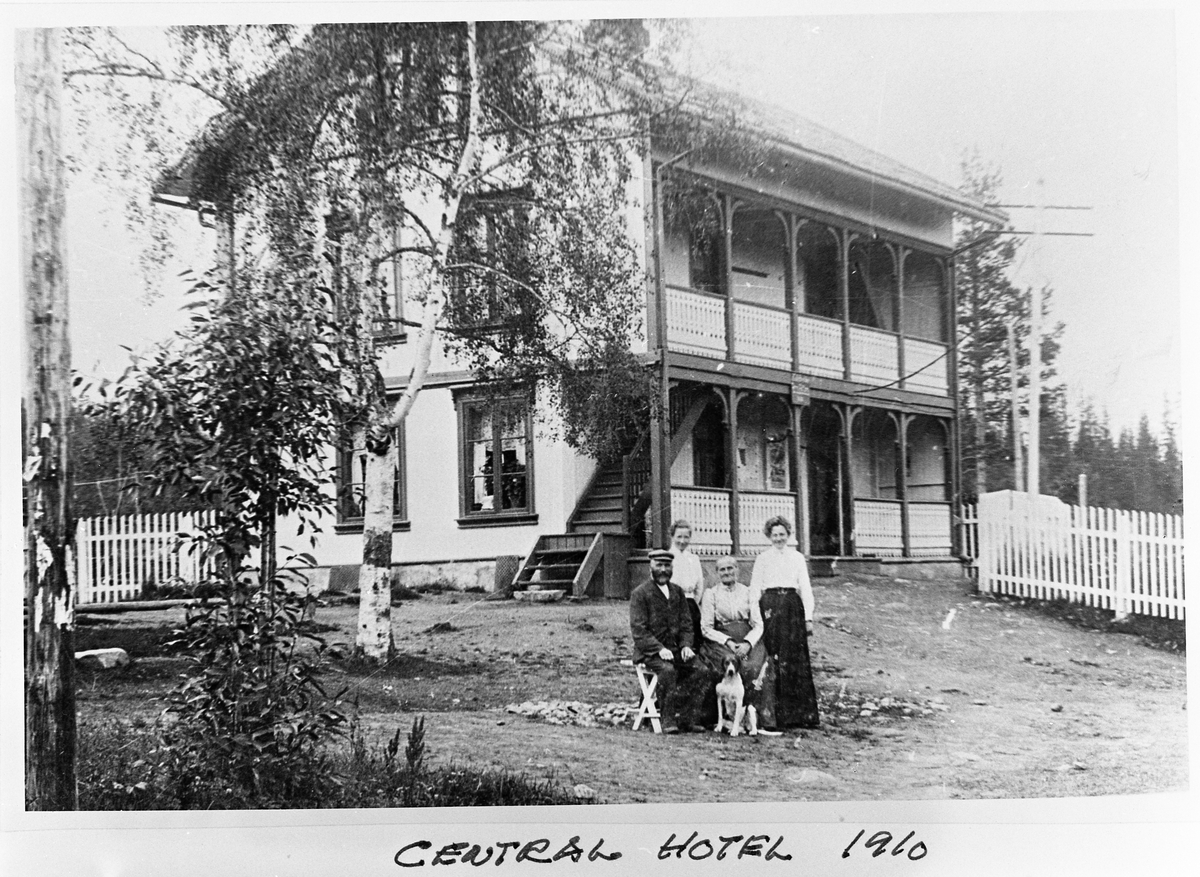 Central Hotell på Raufoss 1910. Personene er innehaverne Johan og Mathea Johansen med døtrene Bertha og Mina.