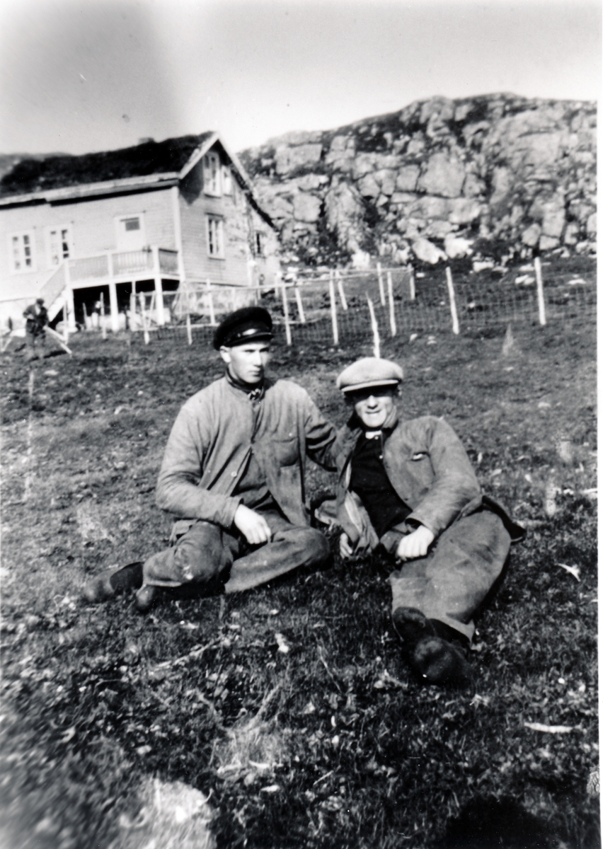 Ragnvald Hansen f, 1911 i Vikan og Johannes Nilsen f 1905 i Vikan. Torsken 1930