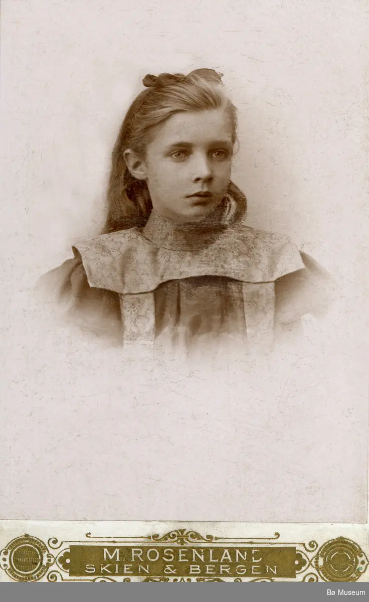Portrettfoto av ung jente