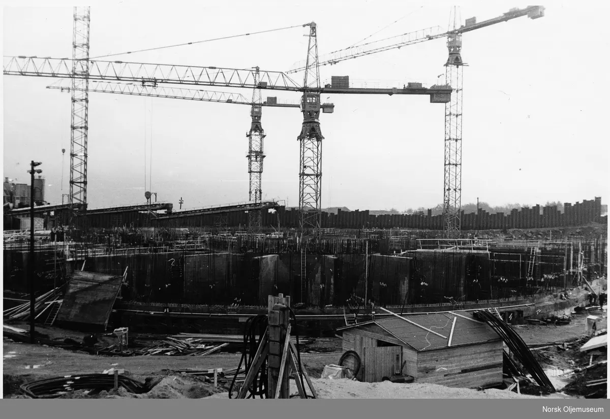 Bygging av Ekofisk 2/4 T i Jåttåvågen ved Stavanger.
Det går med store mengder betong og armeringsjern i en slik konstruksjon.