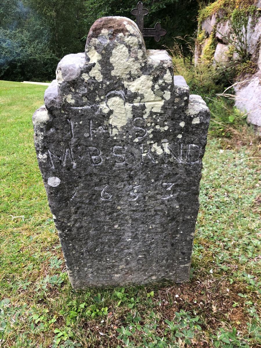 Handhuggen gravvård, 1600-tal. Hjälmseryds gamla kyrkogård.