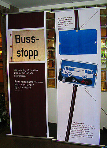 To stk roll ups med informasjon om buss-stopp stående i resepsjonsområdet på Norsk vegmuseum.