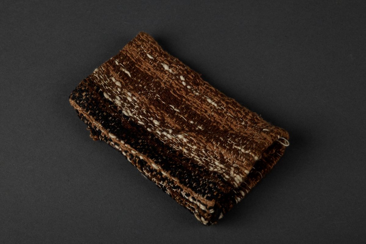 Rektangulær tekstilpose, sydd sammen av vevd tekstil. Brukt til oppbevaring av klinkekuler (mabliss).