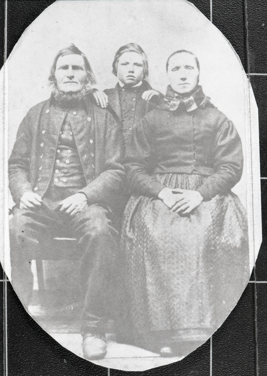 Portrett av skoleholder Ophuus med kone og en sønn