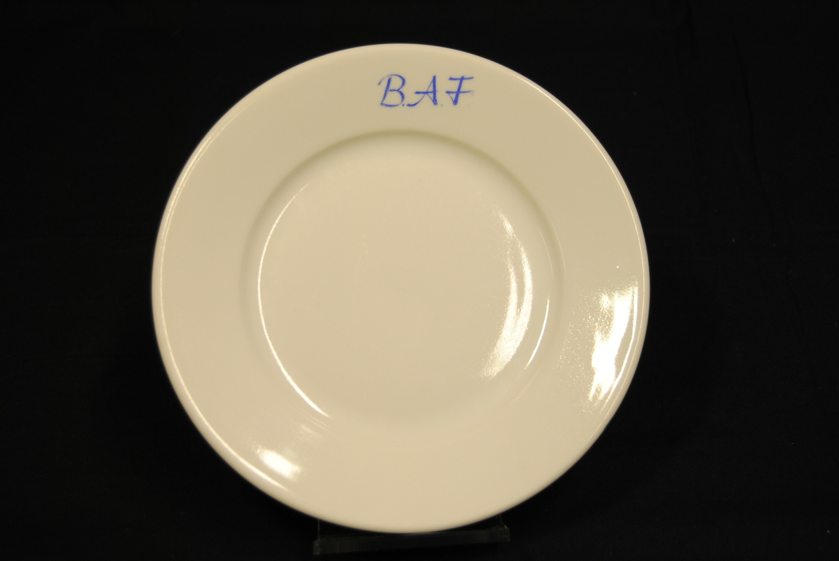 Tre runde asjetter av hvitt porselen med påskrift i blått: "B.A.F".