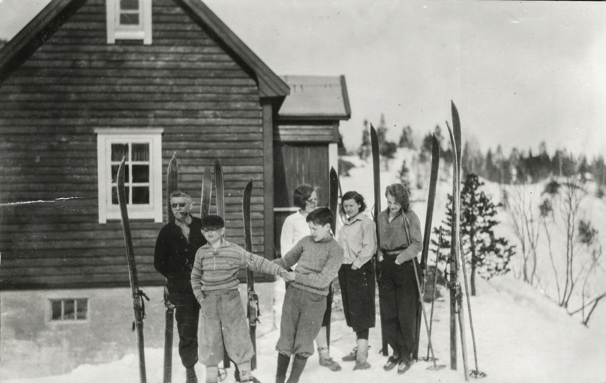 Ungdomar på skitur til Smørtjørnsmoen kring 1930.