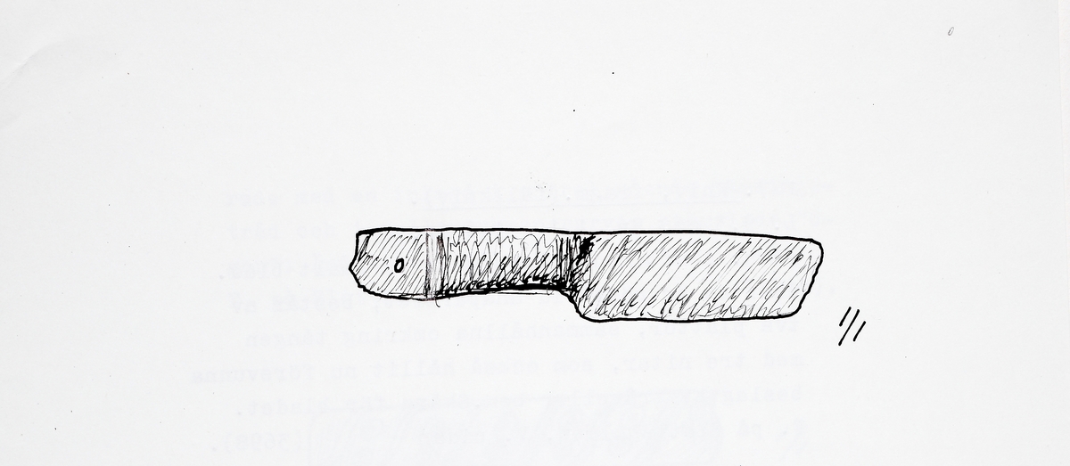 Kniv av järn som övergår i ett massivt mellanstycke och en bred platt tånge med ett bevarat nithål. Både tången och bladet är avbrutna.