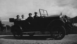Køyretur i ny bil, 1936. Frå venstre: Ellen Lunde, Inger Lun