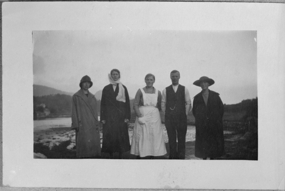 Apalvik på Bjoa, ca. 1925. Frå venstre: Ellen Lunde, Inger Vaae, Sina Apalvik, Mikal Apalvik og Inger Lunde.
