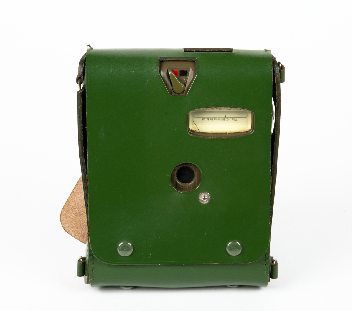 Intensimetern ligger i en läderväska. I läderväskan finns även en batteribox samt en probe (kännare för mätning av spänning). Till intesimeten följer även en bruksanvisning för Graets intensimeter X-50.