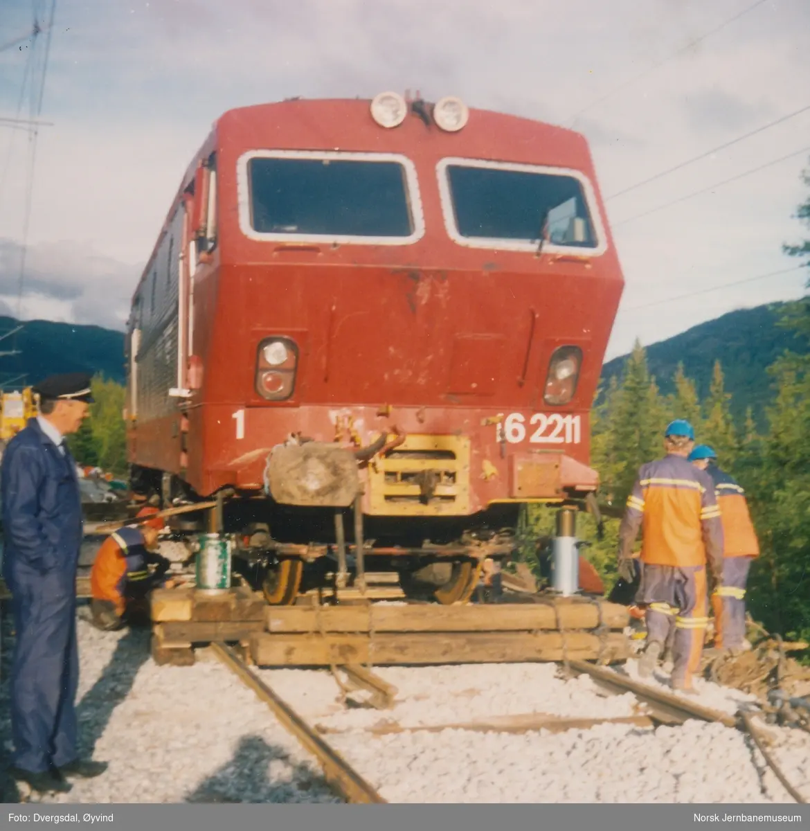 Berging av elektriske lokomotiv El 16 2211 etter avsporing i Sangelia mellom Ål og Hol stasjoner. Det ble bygget provisorisk spor ned til lokomotivet. Her er lokomotivet trukket opp til hovedspor