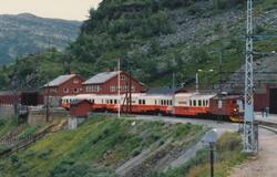 Elektriske lokomotiv El 11 2092 med panoramavogner på Myrdal