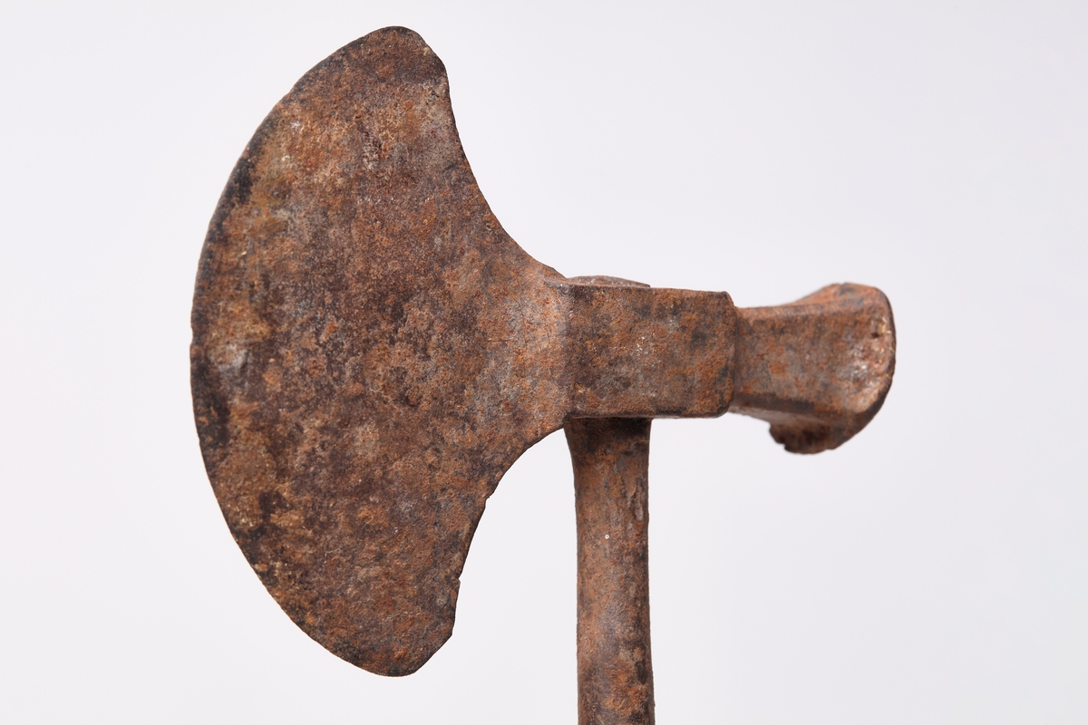 Tre hammere. Muligens brukt som leketøy, især (a), som er en trehammer. (b) er en liten hammer med hode av jern og skaft av tre. Hodet er rett, og har blitt brukt begge retninger. (c) er en kombinert hammer og øks, hvor hodet og deler av skaftet er av jern. Dreide riller på håndtaket. 