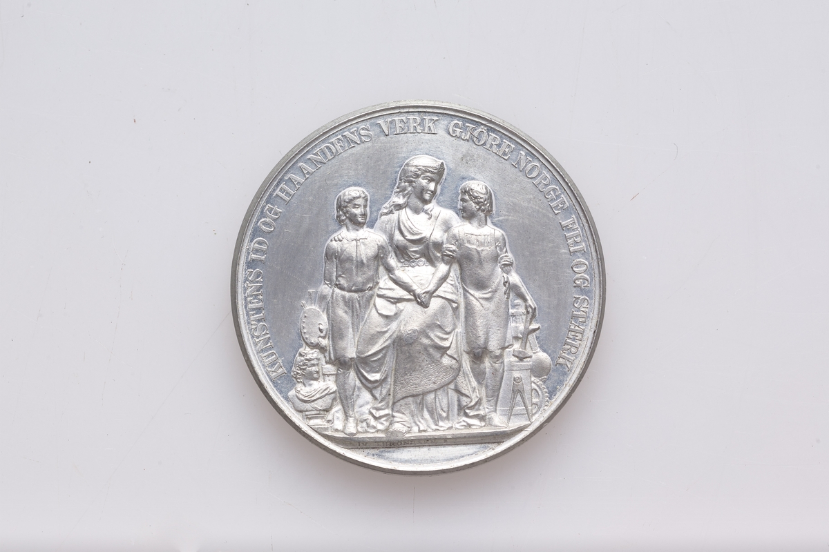 Medalje i sølv. Pris fra en utstilling eller konkurranse avholdt i 1883. Medaljen er pakket i liten pappeske med diameter 4,5 cm.